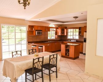 Uyuca Vista Family Villa - Valle de Ángeles
