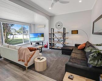Beach and Lakes Cottage A - Located 300m from the footbridge to 90-mile beach - Lakes Entrance - Living room