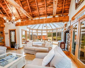 Beautiful, rustic home w/ on-site playground, deck, patio, grill, and fireplace - Bristol - Living room