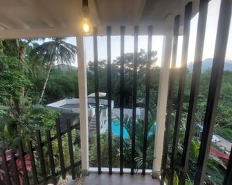 A Touch of Pink Secret Eco Retreat with Pool, Starlink WiFi, Netflix, Mountain Views - Peaceful Stay in Puerto Princesa Near Underground River, Firefly Watching, and Waterfalls - Perfect Stop Between El Nido, Port Barton, and Puerto City - Scooter Rental - Puerto Princesa - Balcony
