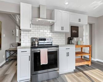 Lazy River Villa - Hottub Fenced Yard Sleeps 11 - Oconto - Küche