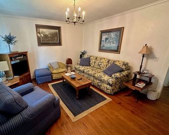 The Hummingbird Cottage - Entire House - Holly Springs - Sala de estar