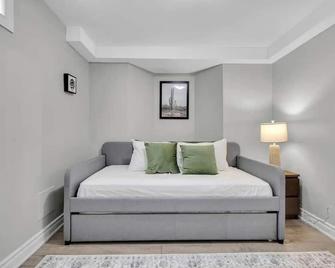 Cosy Guest Suite Near Shops, Transit, Hwy and GO! - Mississauga - Living room