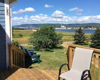 Peaceful Island home with sweeping views of Cape Breton Highlands National Park - Cheticamp - Balcony
