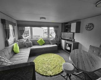 Lovely 3 Bed Caravan near to beach 5 star Reviews - Cleethorpes - Living room