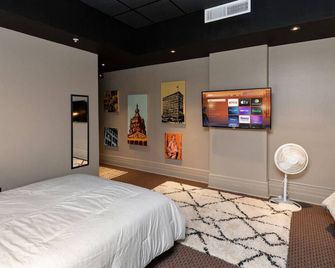 Silver Screen Getaway - Downtown 2 blocks to Court - Des Moines - Bedroom