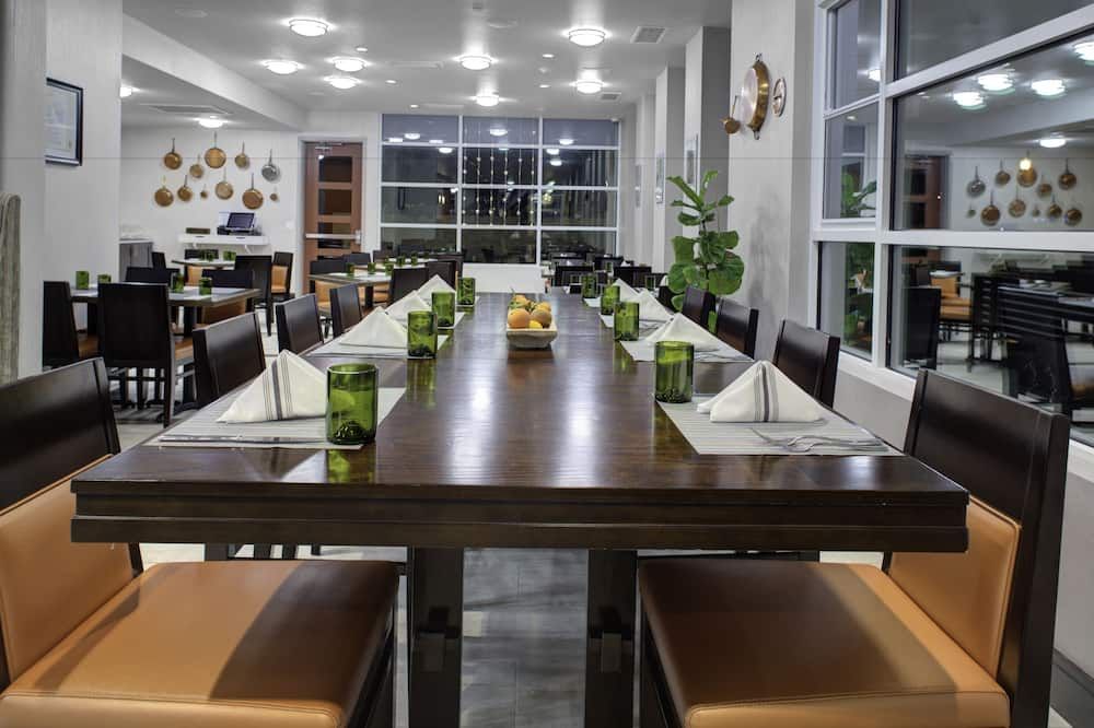 Holiday Inn Windsor - Wine Country By IHG thumbnail 3