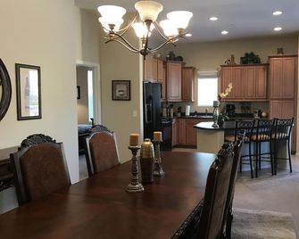 Now Avail 6-13 to 10-31-26 at Reduced Rates! Rem0deled W/ New Paint & Carpeting! - Surprise - Comedor