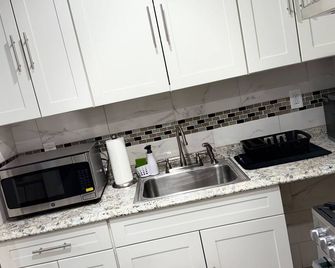 The Gs Experience - Queens - Kitchen