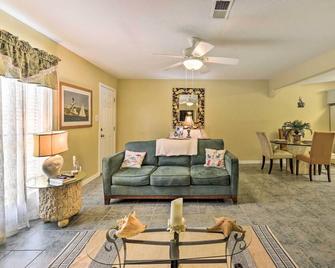 Charming Townhome w/ Patio ~ 1/2 Mi to Bayou! - Kiln - Living room