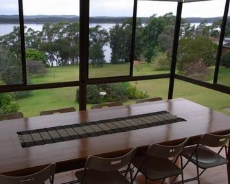 A Lakehouse Escape - Wangi Wangi - Comedor