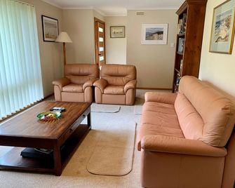 Leeward 'tranquil beachfront' - Kingscote - Huiskamer