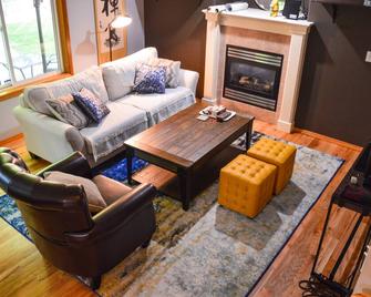 Alderwood Retreat - Sleep up to 8 - Weekly and Monthly Rate Available - NEW AC - Lynnwood - Living room