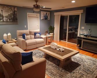 Holiday Lake House near Treehouse Brewery & Amazon Warehouse with King Beds - Charlton - Living room