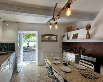 Studio Est - 30 m2 Domaine viticole Château Barbebelle - Jardin & Boulodrome partagés - Rognes - Cocina
