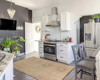 Walkable Apt in York St Historic District - Newport - Kitchen