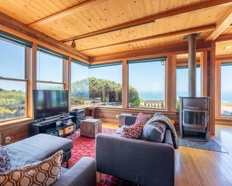 Contemplation Haven Oceanfront | Westport - Westport - Living room