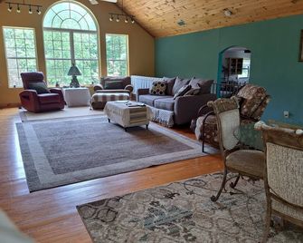 Come Enjoy Fishing, R&r Or Visit With Family Come Visit! - La Grange - Sala de estar