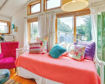 Pet-Friendly Patagonia Apt about 12 Mi to Wineries! - Patagonia - Living room