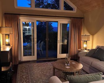 Beautiful cottage overlooking Lake Willoughby with lake access - Westmore - Sala de estar