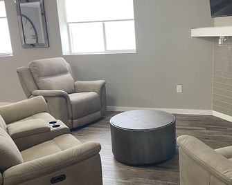 Contemporary 1400 sq ft space in lower level Open concept gas burning fireplace - Wisconsin Rapids - Sala de estar