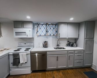 Cozy Newly Renovated Apartment - Irvington - Kitchen