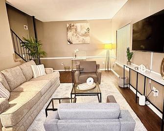 Short Walk to JSU Stadium, Hospitals, and Bars in Fondren - Jackson - Living room