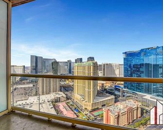 Mgm Signature-32-607 F1 Track & Strip View Balcony - Paradise - Balcón