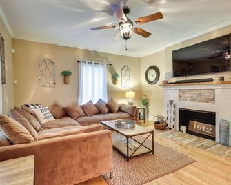 Updated Farmhouse w/ Yard, 10 Mi to Dtwn Atlanta - Atlanta - Living room
