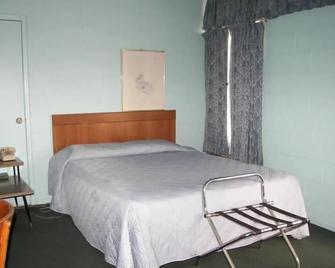 Holiday Host Motel - Sonora - Bedroom