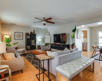 Walk to Golf Club Sun City Home with Private Pool! - Sun City - Sala de estar