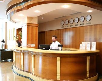 Hotel Karpos - סקופיה - דלפק קבלה