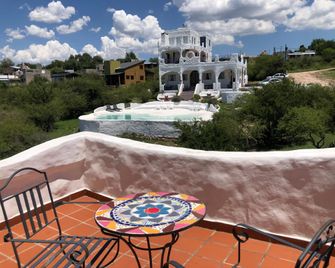El Faro de Carpier - ApartHotel & Restaurante - Villa Carlos Paz - Parveke