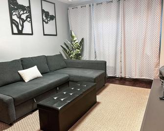 Newly Renovated 1br in Sunnyside - Close to Subway 20mins to City - Queens - Ruang tamu