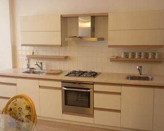 Gorgeous 2.5 Bdrm Apt. in Jerusalem - Jerusalem - Kitchen