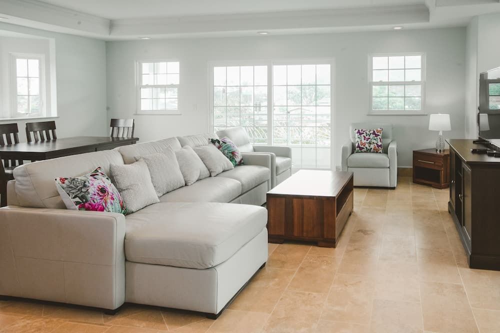 Home of Aloha, 5 Bedrooms / 4 Baths, Sleeps 14 - Honolulu - Living room