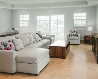 Home of Aloha, 5 Bedrooms / 4 Baths, Sleeps 14 - Honolulu - Living room