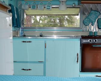 Vintage Camper Rental Perfect For Glampi - Thompson Falls - Cocina