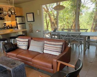 Views Last Minute Longer Stay Specials - Ukiah - Huiskamer