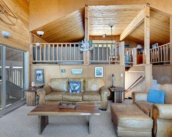 The Perfect Cabin To Share With Your Family And Friends. Sleeps Up To 11 3 Bedroom Home by RedAwning - Arnold - Living room