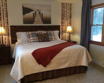 100 ft lakefront on Bear Lake, close to Crystal Mountain and Arcadia Bluffs - Bear Lake - Bedroom
