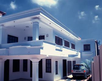 Stay closer to Ancient Kotte in a Luxory home - Nugegoda - Building