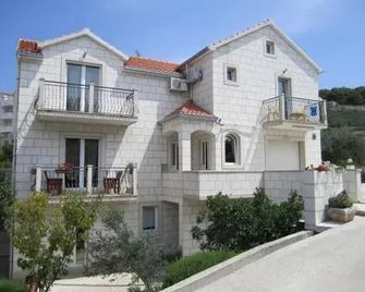 Apartments Nives - Supetar - Building