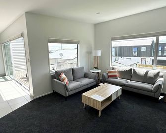 Large townhouse Double Garage plus additional parking Full kitchen and dining - Christchurch - Sala de estar