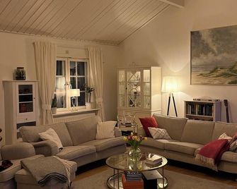 Charming property with private pool - Märsta - Vardagsrum