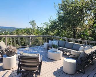 Secluded Hilltop House with Texas Hill Country Views. Close to Downtown and UT - West Lake Hills - Balcony