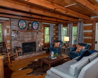 Rustic Chic Cabin with Luxury Amenities - London - Living room