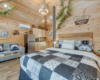 Cosby Wilderness Cabin Studio with Fire Pit - Cosby - Bedroom