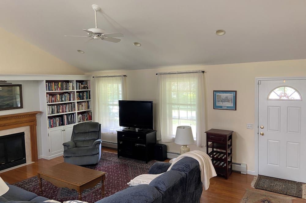 Lakefront Home on Pontoosuc Lake, the Berkshires - Lanesborough - Sala de estar