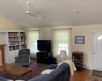 Lakefront Home on Pontoosuc Lake, the Berkshires - Lanesborough - Sala de estar